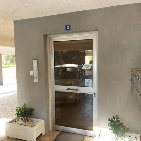 Private In Shared Near Airport - 24 Hour Shuttle Service לרנקה