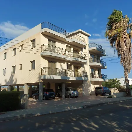 בית אירוח Private In Shared Near Airport - 24 Hour Shuttle Service לרנקה