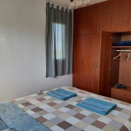 Private In Shared Near Airport - 24 Hour Shuttle Service * לרנקה